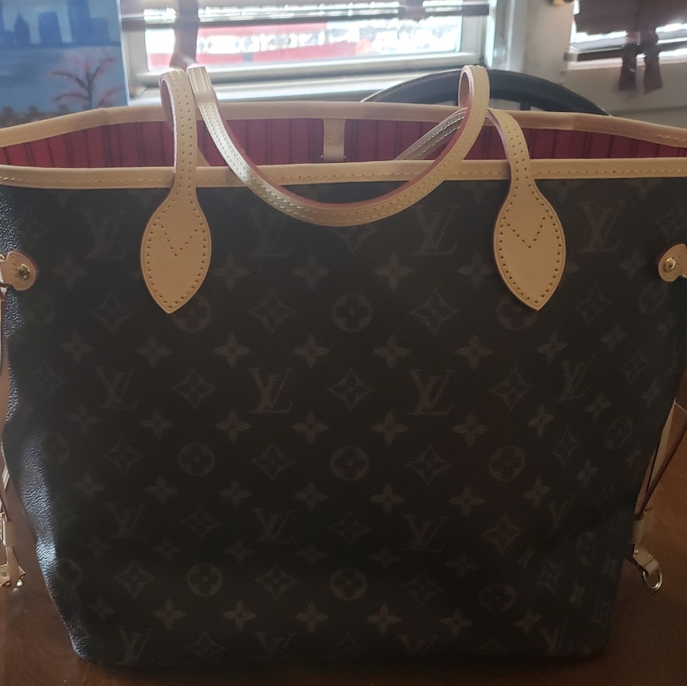 Louis Vuitton tote mm